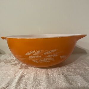 Vintage pyrex 2.5 quart Wheat bowl